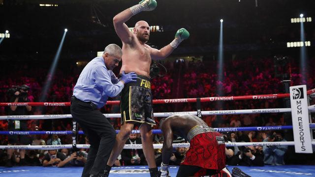 Tyson Fury, Deontay Wilder’ı nakavt ederek unvanını korudu