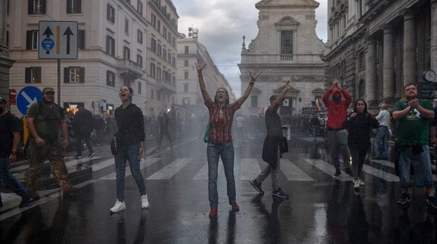 İtalya'da aşı ve Covid belgesi karşıtları işçi sendikası binasına saldırdı