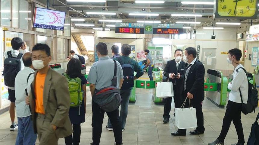 Japonya'da elektrik kesintisi! Binlerce yolcu mahsur kaldı