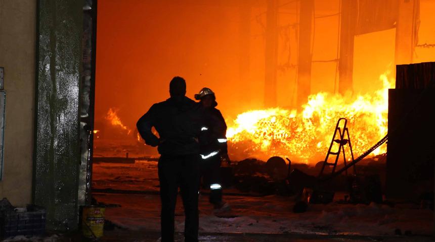 Kayseri'de kağıt fabrikasında yangın! Alevler fabrikayı kapladı