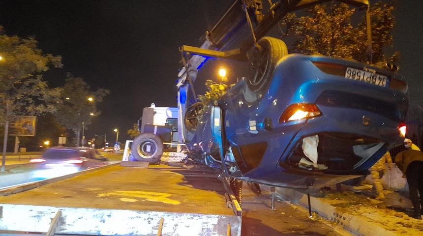 İstanbul'da feci kaza! Takla atarak yolun karşısındaki duvara çarptı: 3 yaralı