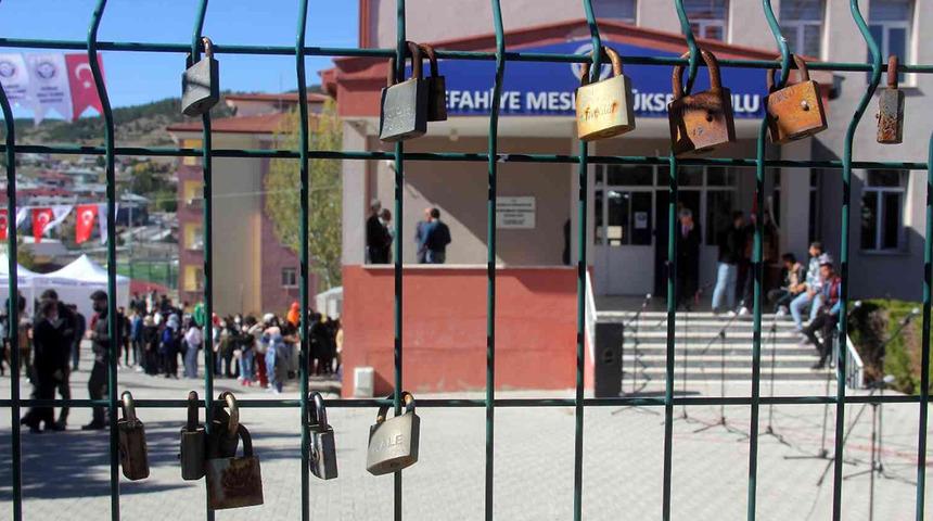 Gören şaşırıyor! Demir kapıdaki kilitler bakın ne içinmiş