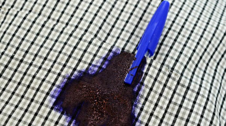 Kıyafetinize pastel boya ya da m&uuml;rekkep s&uuml;r&uuml;l&uuml;rse hemen bunları yapın! Yoksa giysinizi &ccedil;&ouml;pe atmanız gerekebilir...