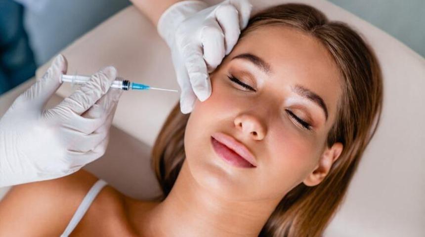 Dakikalar i&ccedil;inde 5-10 yaş gen&ccedil;leştiriyor! Son d&ouml;nemin trend uygulaması kristal dolgu...