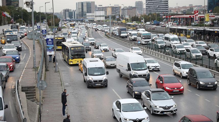 Yola çıkacaklar dikkat! Pazartesi trafiği başladı