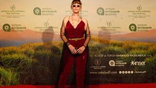 Altın Portakal'da şıklık yarışı! Demet Evgar annesinin diktiği kıyafetle geldi