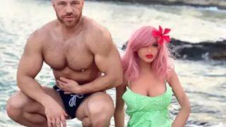 Evlendiği şişme bebeği kırıldıktan sonra yeni aşkını buldu! Hayallerine kavuştu