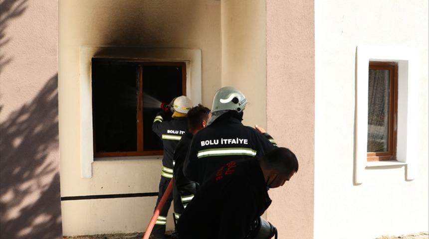 Bolu'da itfaiye erleri yangın çıkan evde uzun süre kayıp kediyi aradı