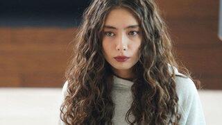 Neslihan Atagül yırtmaçlı elbisesiyle poz verdi! Beğeni yağdı