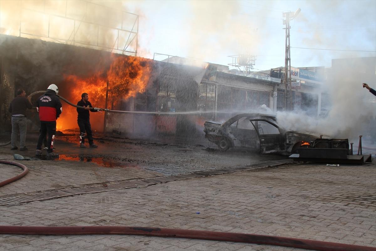 Van'da alev alan otomobildeki yangının sı&ccedil;radığı 3 iş yeri hasar g&ouml;rd&uuml;