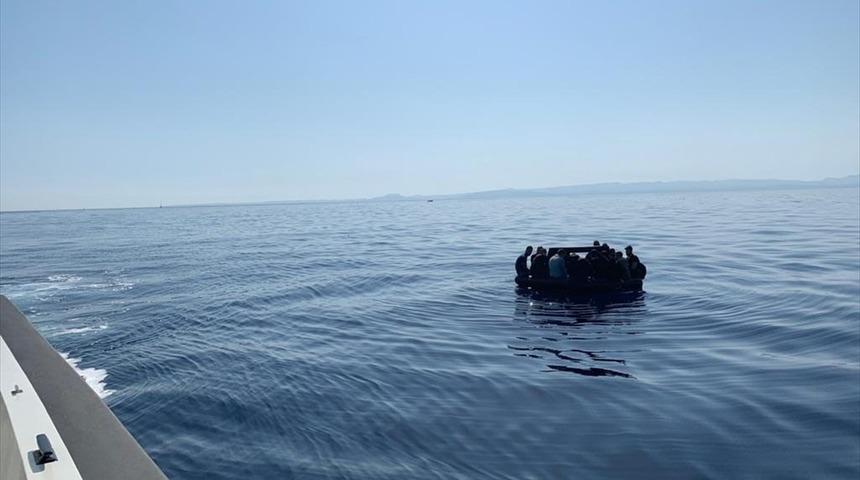 Marmaris'te Türk kara sularına itilen 75 düzensiz göçmen kurtarıldı