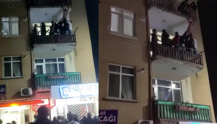 Sevgilisi ile tartışıp balkondan atlamaya kalkışan genci mahalleli kurtardı