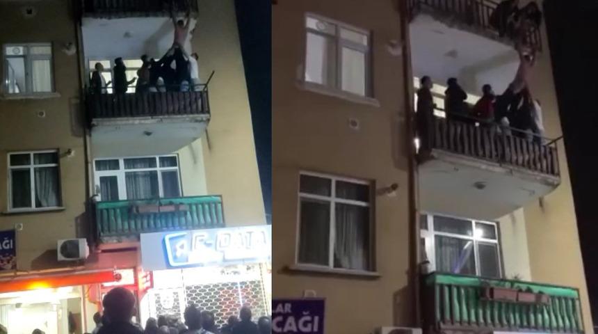 Sevgilisi ile tartışıp balkondan atlamaya kalkışan genci mahalleli kurtardı