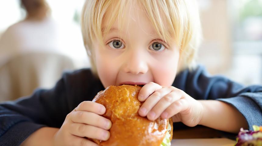 Fast food uyarısı: Çocuk gelişimini etkiliyor