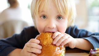 Fast food uyarısı: Çocuk gelişimini etkiliyor