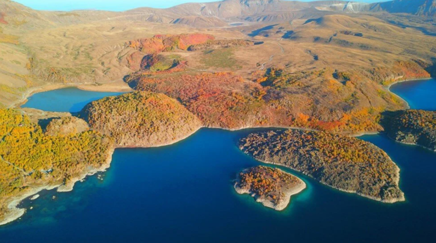 Nemrut Krater Gölü’nde sonbahar güzelliği eşliğinde çevre temizliği