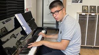 Otizmli Azat piyanodaki yeteneğiyle şaşkına çeviriyor: Fazıl Say bir yerde Azat'la karşılaşsa, elinden tutsa diye hayal kuruyorum