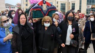 Boğazı kesilerek öldürülen Esra Yıldız'ın tabutunu kadınlar taşıdı