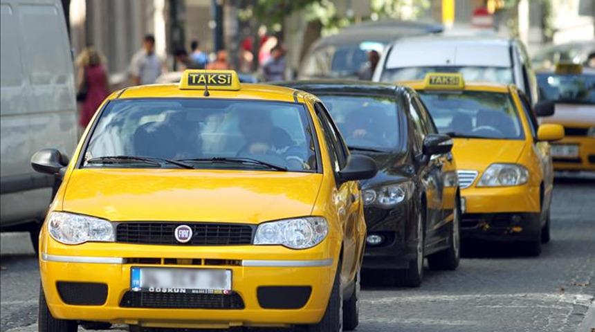 Taksicinin yaptığı hayrete düşürdü! "Anadolu'ya geçerken vize lazım" diyerek dolandırdı