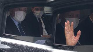 Cumhurbaşkanı Erdoğan makam aracını durdurdu, vatandaşlarla sohbet etti