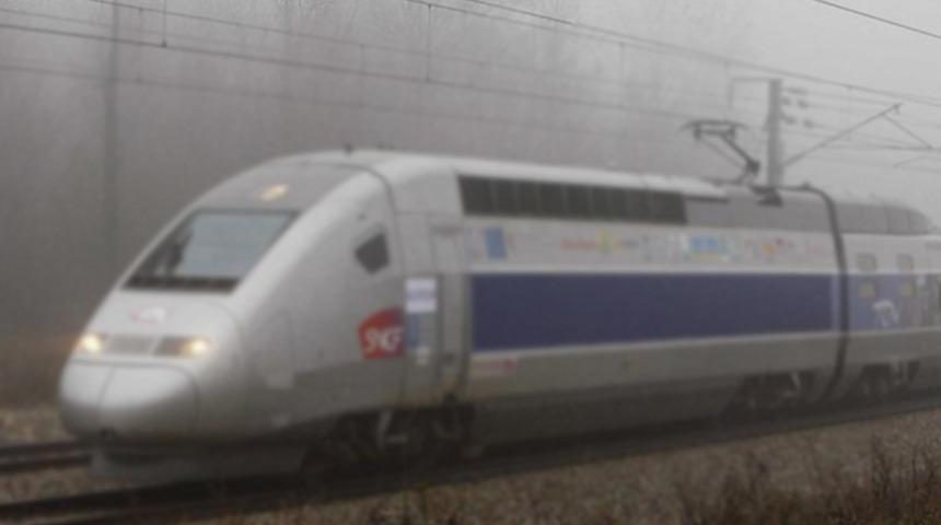 Fransa'da korkun&ccedil; olay! Raylarda dinlenen g&ouml;&ccedil;menlere tren &ccedil;arptı: 3 &ouml;l&uuml;, 1 yaralı