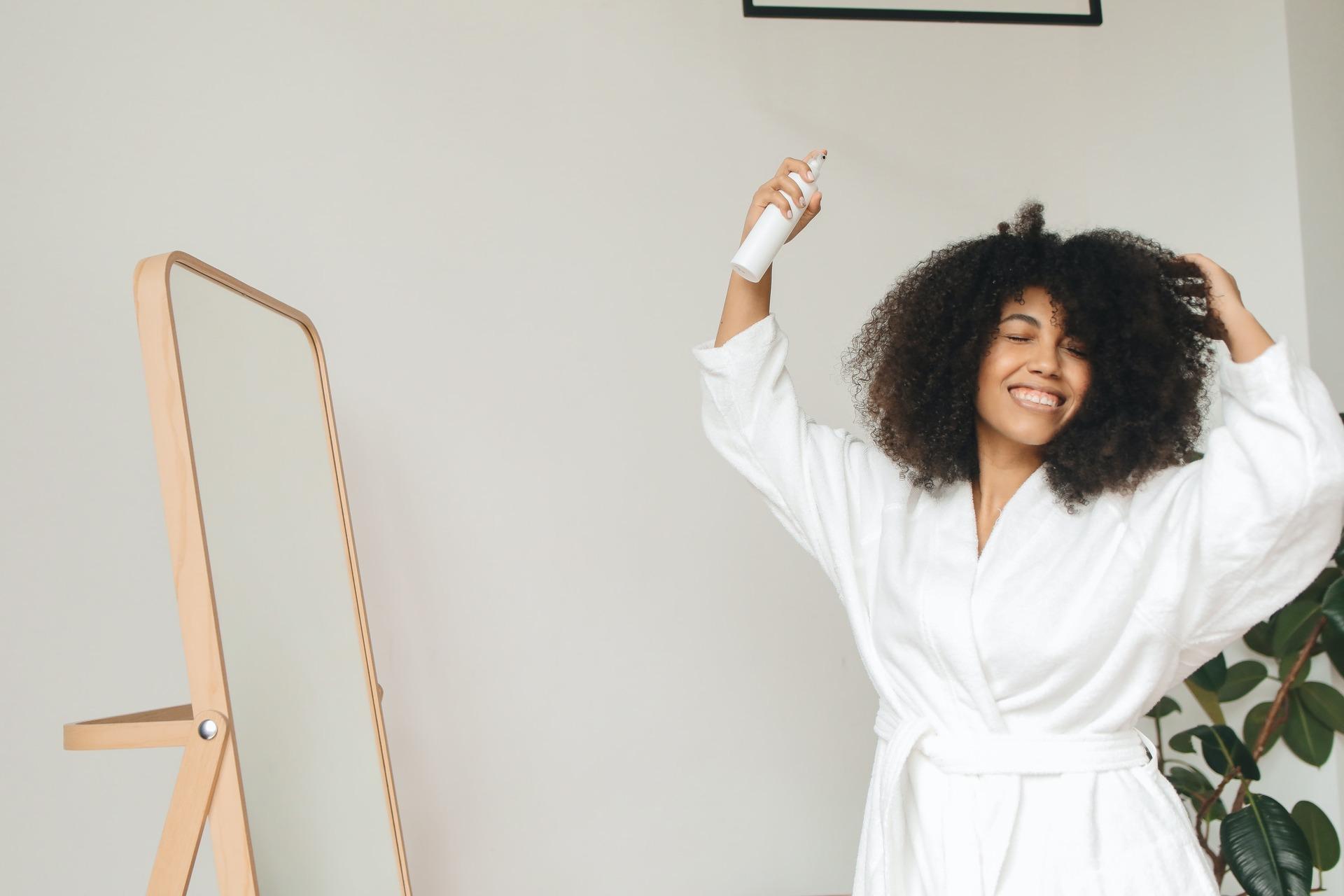 Binbir emekle yapılan saç modellerini gün boyu kalıcı kılan sabitleyici ürünler