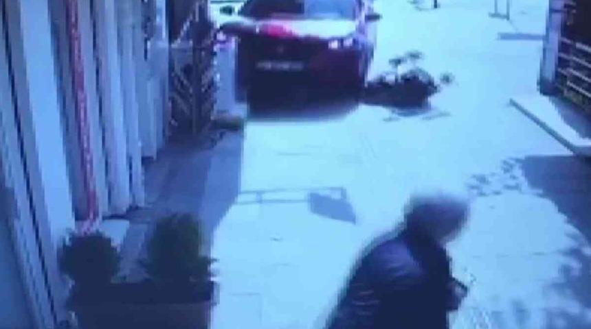 Şehir merkezinde kaldırıma çıkan araç faciaya neden olacaktı!