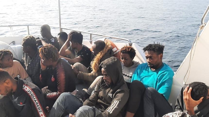 Çanakkale'de Türk kara sularına itilen 14 düzensiz göçmen kurtarıldı