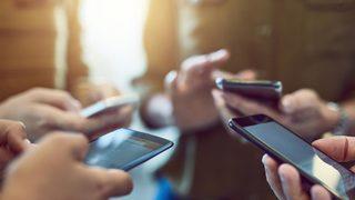 Yasaktı! Akıllı telefon satın aldı, darbedildi