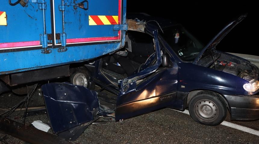 Manisa'da tıra çarpan hafif ticari araç kullanılamaz hale geldi