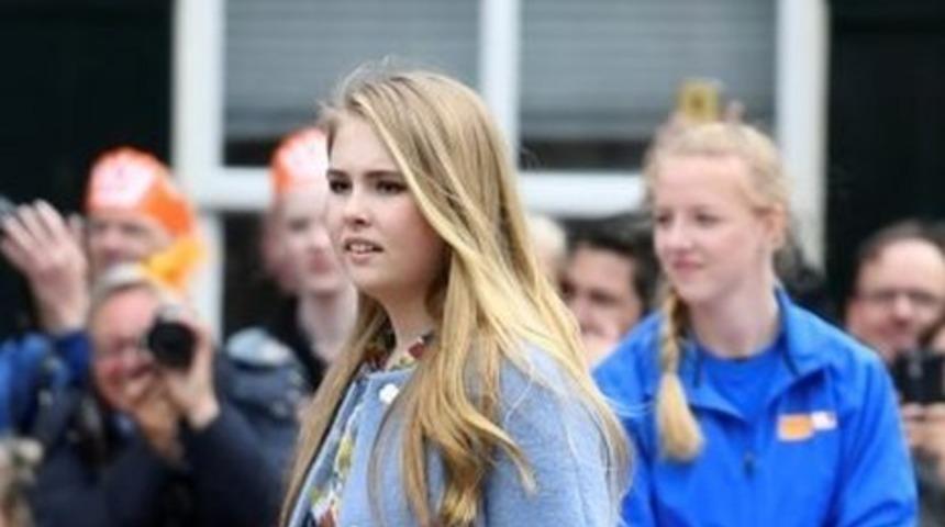 Hollanda'da Prenses Amalia bir kadınla evlenirse tahttan feragat etmeyecek