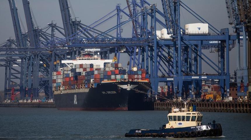 İngiltere'nin en b&uuml;y&uuml;k ticari limanı Felixstowe'a konteynerler yığıldı, gemiler başka yerlere y&ouml;nlendiriliyor