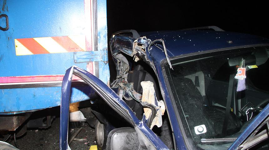 Manisa'da feci kaza! TIR ile bariyer arasına sıkışarak hurdaya dönen araçtan sağ çıktılar