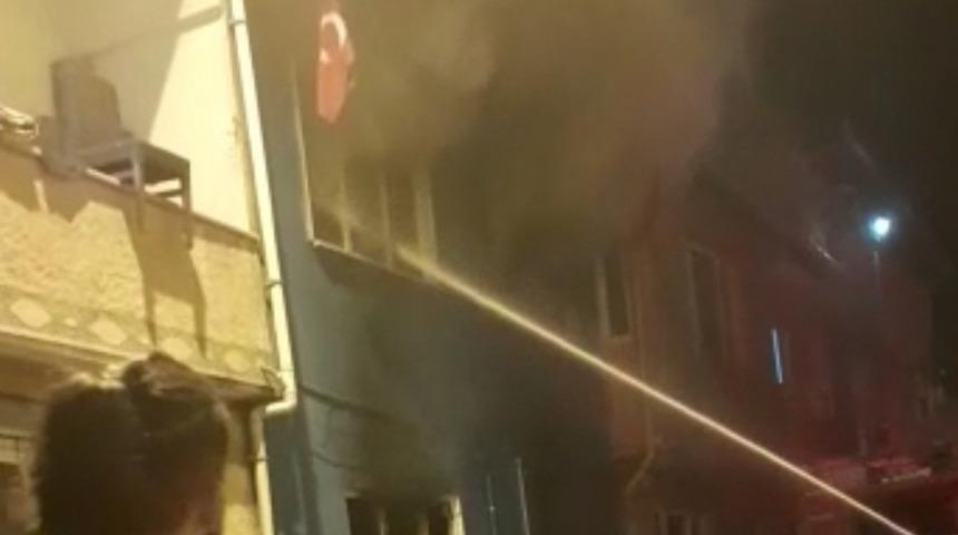 Alevlerin arasında kalan Türk bayrağını alıp karşı binaya astılar!