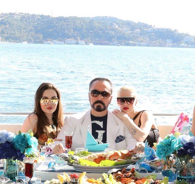 kedicikler-yatta-adnan-oktar-in-yat-turundan-kare-3134951