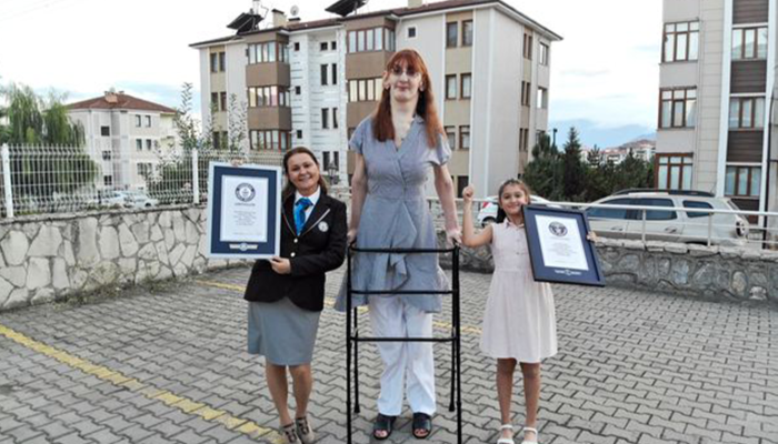 ‘Dünyanın En Uzun Kadını’ olarak tarihe geçti! Guinness rekortmeninden samimi açıklama: Kendinizi sevin