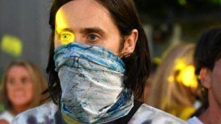 Jared Leto aşı karşıtı protestoda göz yaşartıcı gazdan etkilendi