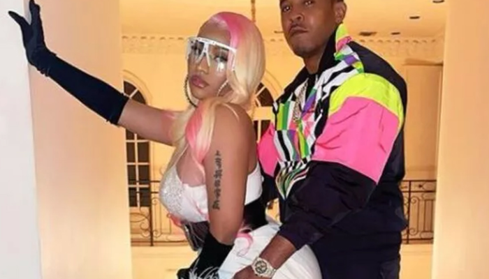 Nicki Minaj’ın pozları yürek hoplattı! Dekoltesi tam sınırda