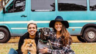 Hayatlarını tamamen değiştirdiler! Kira ödemekten sıkıldılar, işlerini bırakıp minibüse taşındılar