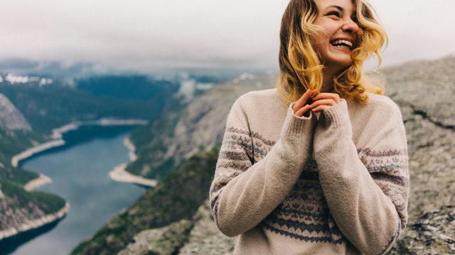 Bu yıla damga vuran saten elbiseleri kombinleyebileceğiniz kazak/bot modelleri