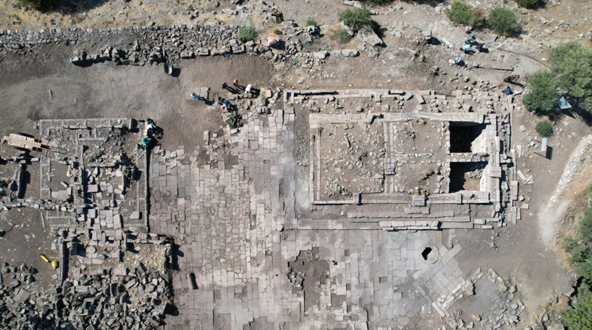 Aigai Antik Kenti'nde Athena Tapınağı'nın silüeti ortaya çıktı! Tanrıça’ya sunulan hediyeler bulundu