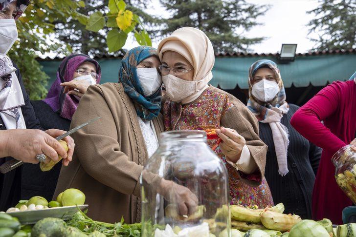Emine Erdoğan, Çubuk'ta kadınlarla turşu kurdu G1