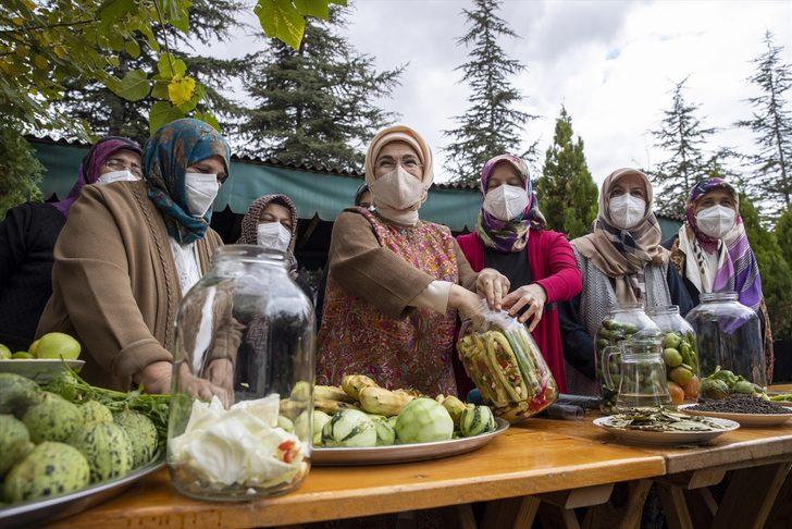 Emine Erdoğan, Çubuk'ta kadınlarla turşu kurdu G2