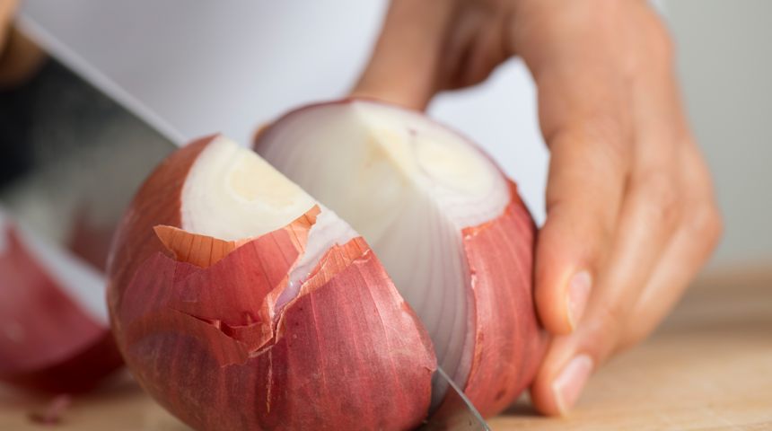 Herkes yanlış yapıyormuş! Soğanı aslında bu şekilde soymanız gerekiyor