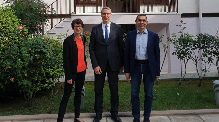 Türeci ve Şahin Yunanistan'a gitti! İlk istekleri Atatürk'ün evi oldu