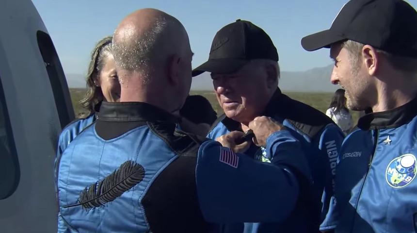 Uzay Yolu filminde Kaptan Kirk'ü canlandıran William Shatner uzaya çıkan en yaşlı kişi oldu