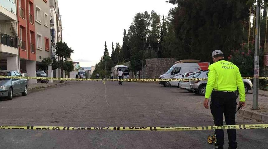 Eski eşinin kocasına otomobille çarpıp 450 metre sürükledi