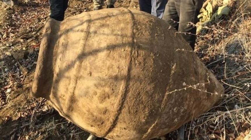 Tarla sürerken tarihi eser buldu 