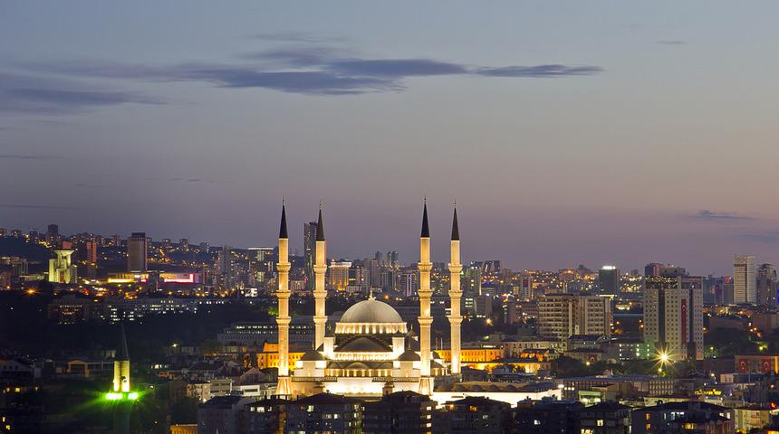 Tarihi ulu cami, minber ve kapılarına kavuştu