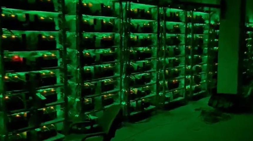 Kaçak elektrikle 10 milyonluk Bitcoin fabrikası! Duvarı delip girmişler